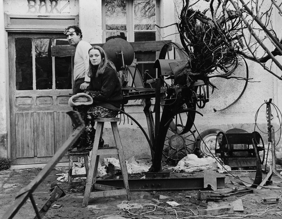 Niki de Saint Phalle et Jean Tinguely dans leur atelier à la Commanderie des Templiers de Dannemois (91), en 1964.