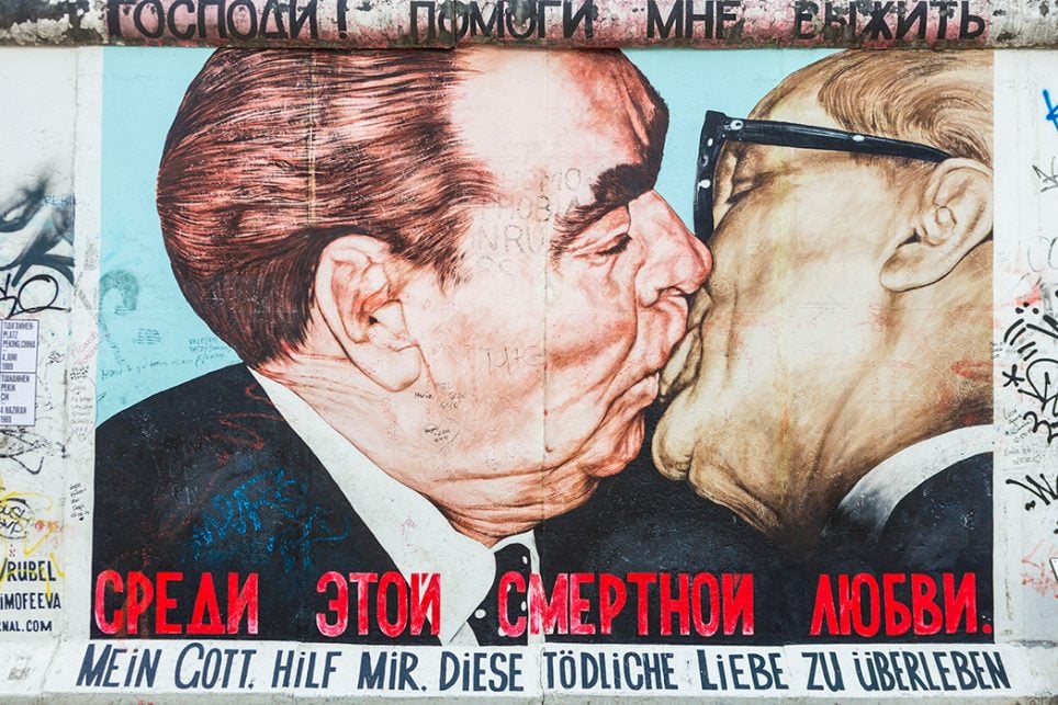 « Baiser de l’Amitié » de Dmitri Vrubel représentant les secrétaires généraux Léonid Ilitch Brejnev et Erich Honecker, sur les vestiges du mur de Berlin