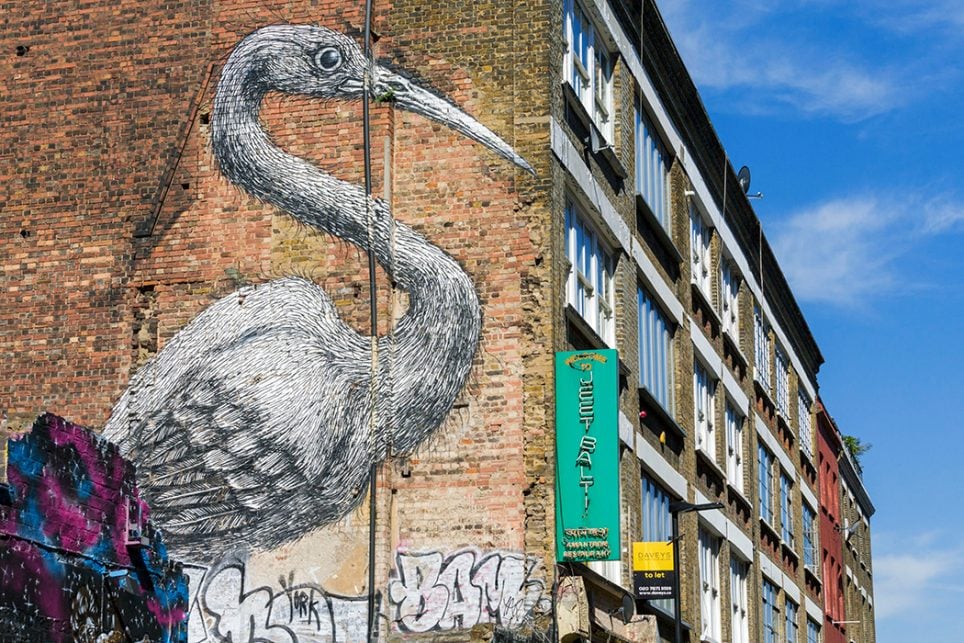 Peinture murale « Crane » par Peter Roa dans le quartier de quartier Whitechapel / Brick Lane, à Londres