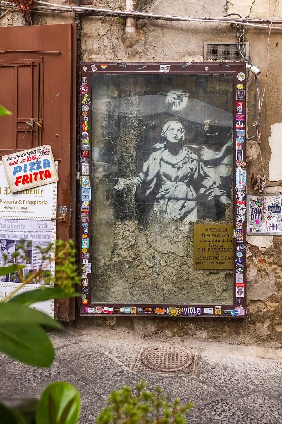 « Madonna avec un pistolet » de Banksy dans le vieux centre de Naples