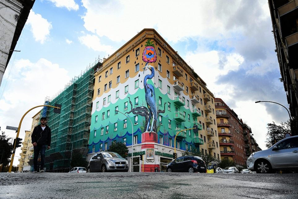 Fresque écologique « Hunting Pollution » de Federico Massa, alias Iena Cruz, dans le quartier d’Ostiense à Rome le 30 octobre 2018. C’est la plus grande œuvre d’art de rue d’Europe qui utilise la technologie Airlite pour réduire la pollution de l’air